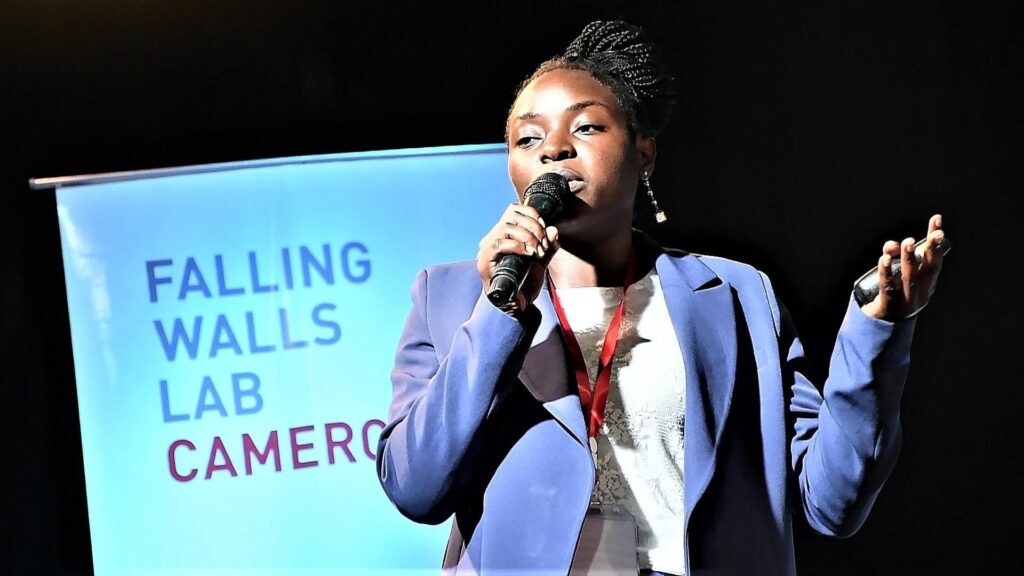 Gloria presenting at Falling Walls